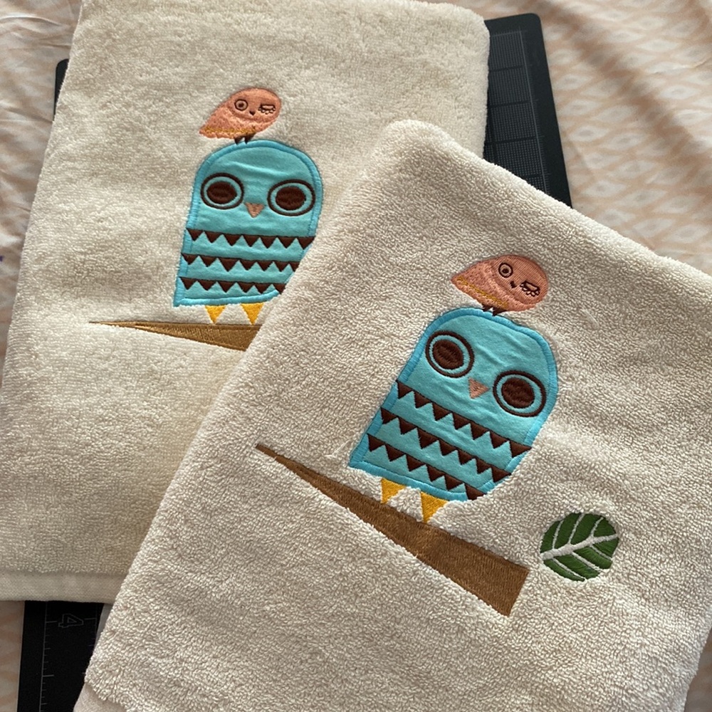 Decorative bath towel, give a hoot set of two.